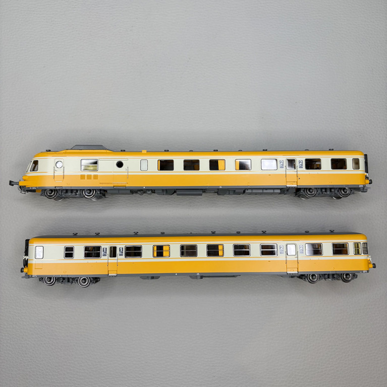 REE MB-262 -Automotrice RGP1, X 2732 + XR 7761, orange béton, Lyon Vaise, SNCF