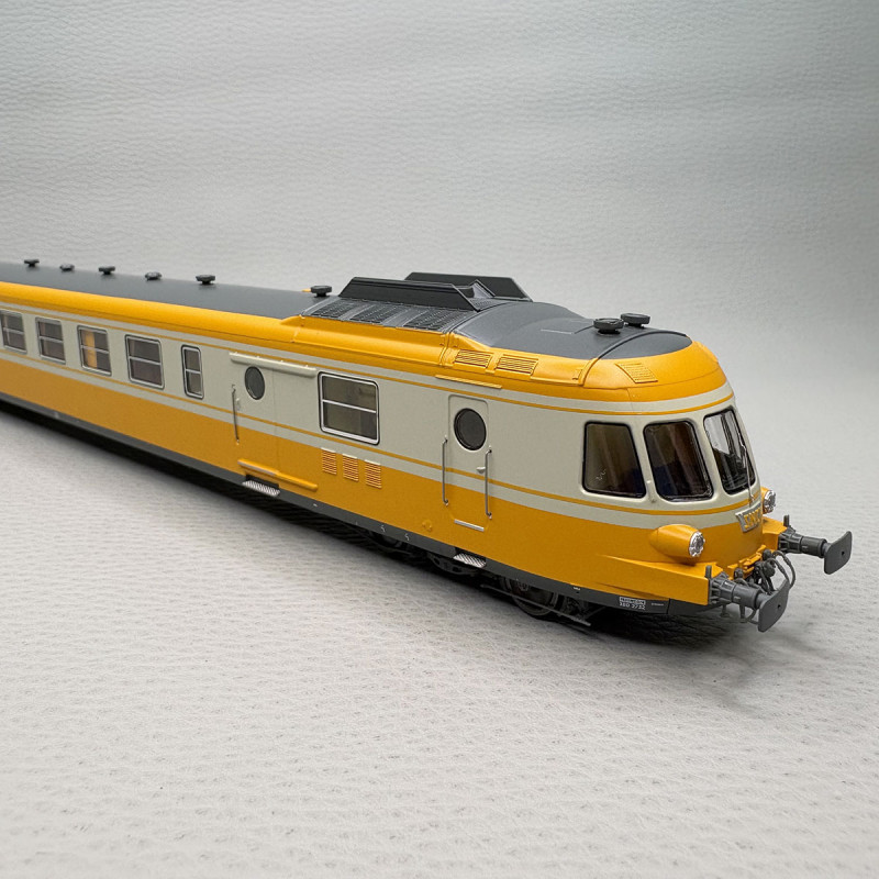 REE MB-262 -Automotrice RGP1, X 2732 + XR 7761, orange béton, Lyon Vaise, SNCF